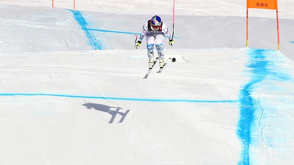 Die US-Amerikanerin Lindsey Vonn rast beim Abfahrtsrennen der Damen bei den alpinen Ski-Weltmeisterschaften in Are die Strecke hinunter