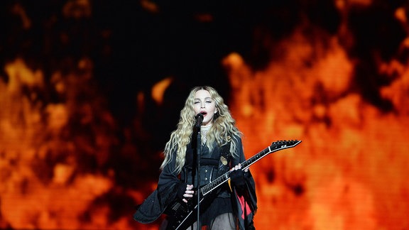 Madonna singt auf einer Bühne.