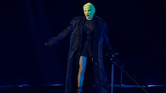 Madonna mit einer Maske auf einer Bühne