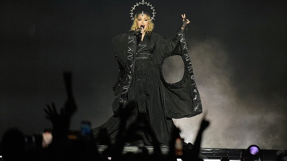 Madonna tritt in der letzten Show ihrer "The Celebration Tour" am Strand der Copacabana auf.