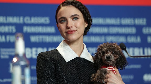Die Schauspielerin Margaret Qualley beantwortet während einer Pressekonferenz Fragen von Journalisten