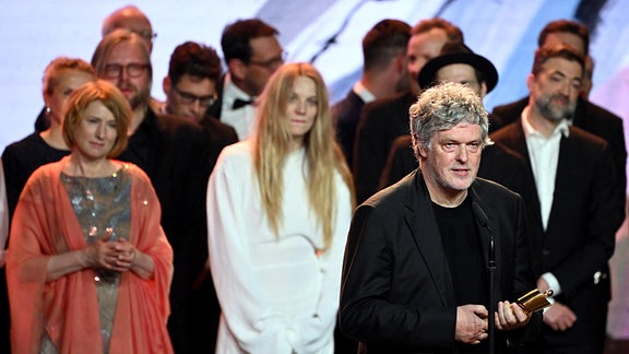 Das Team vom Film "Sterben" um Regisseur Matthias Glasner (vorn) freut sich bei der Verleihung des Deutschen Filmpreises über die Lola in Gold.