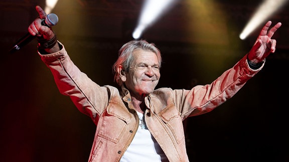 Matthias Reim steht im Amphitheater in Gelsenkirchen auf der Bühne 
