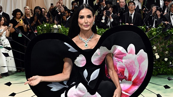 Demi Moore posiert ih einem blütenähnlichen Kleid