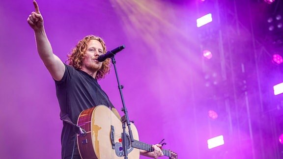 Michael Schulte beim Auftritt auf der Hauptbühne bei DAS FEST 2023.