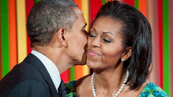 US-Präsident Barack Obama küsst First Lady Michelle Obama, 2012