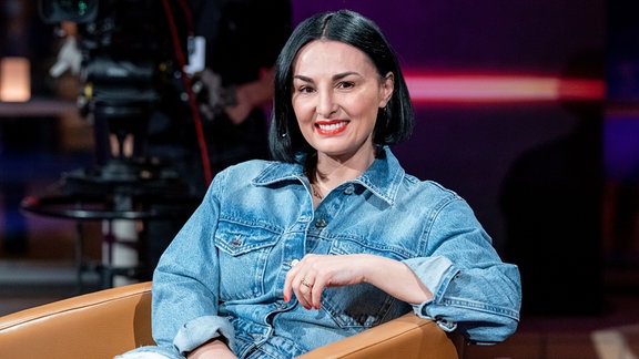 Die Schauspielerin Mimi Fiedler, aufgenommen am Rande einer Aufzeichnung der MDR Talkshow "Riverboat" am 23.02.2021 in Leipzig. 
