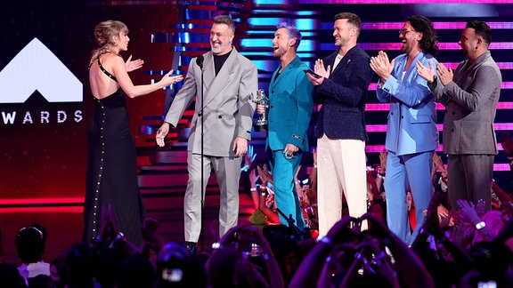 Taylor Swift akzeptiert den Best Pop award für "Anti-Hero" von Joey Fatone, Lance Bass, Justin Timberlake, JC Chasez und Chris Kirkpatrick.