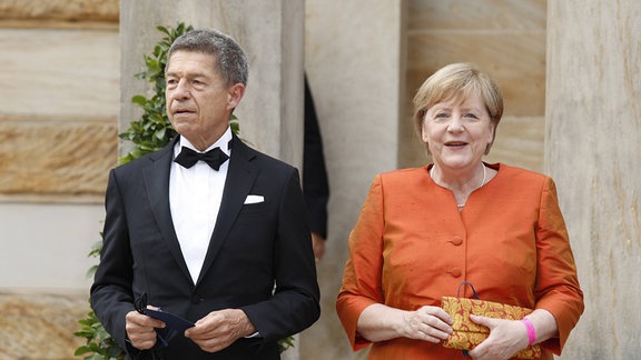 Angela Merkel und Joachim Sauer auf dem roten Teppich.