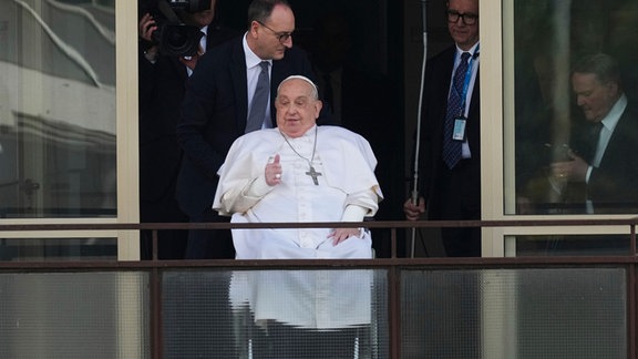 Papst Franziskus zeigt sich an einem Fenster der Poliklinik Agostino Gemelli in Rom