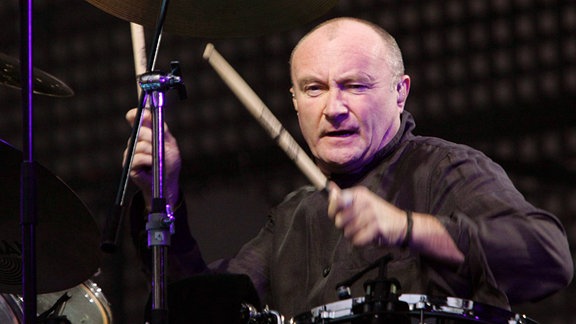 Phil Collins am Schlagzeug, 2004.