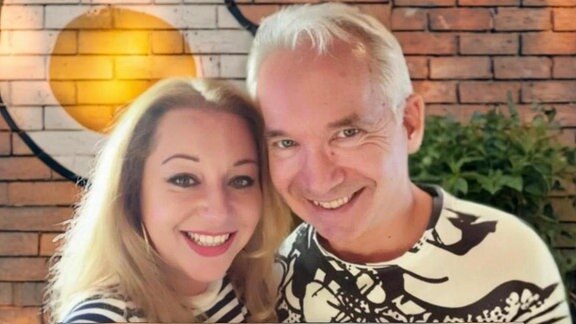 eine Frau und ein Mann lachen