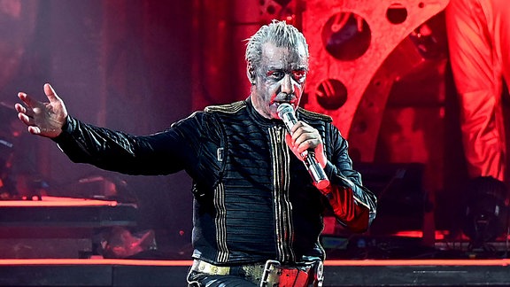 Rammstein Frontsänger Till Lindemann performt den Song «Deutschland» auf der Bühne.