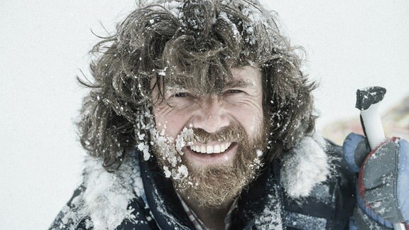 Reinhold Messner während seiner Antarktis Durchquerung 1989/90, in die Kamera lächelnd.