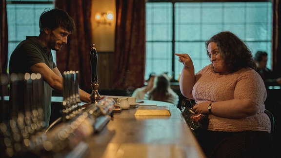 Richard Gadd als Donny und Jessica Gunning als Martha in einem Pub in einer Szene aus «Rentierbaby». 
