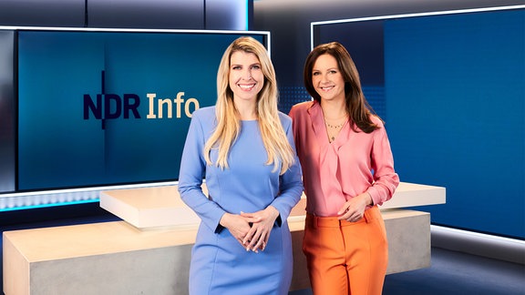 Bibiana Barth (l.) und Romy Hiller (r.) - Moderatorinnen der Nachrichtensendung NDR Info im NDR Fernsehen.