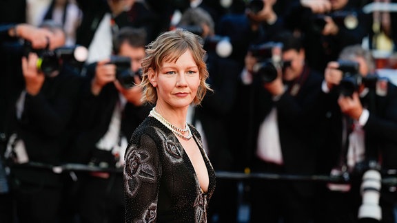 Sandra Hüller bei den Internationalen Filmfestspielen von Cannes, im Hintergrund unzählige Fotografen