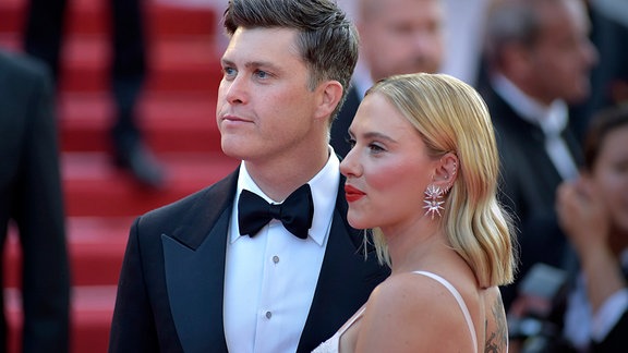 Doppelportrait: Der amerikanische Schauspieler und Comedian Colin Jost und die american Schauspielerin Scarlett Johansson auf Film Festival in Cannes  2023.