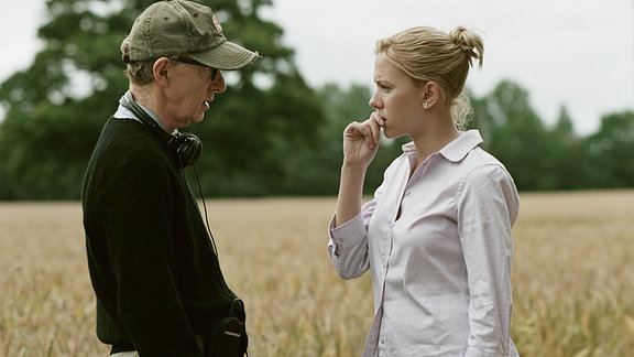 Woody Allen und Scarlett Johansson am the Filmset von "Match Point" (2005) .