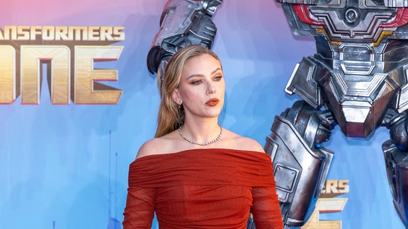 Portrait Scarlett Johansson vor einer Filmwerbung auf dem roten Teppich