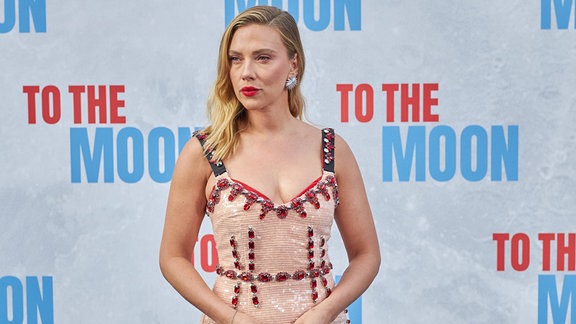 Portrait: Scarlett Johansson bei einer Kinopremiere auf dem roten Teppich