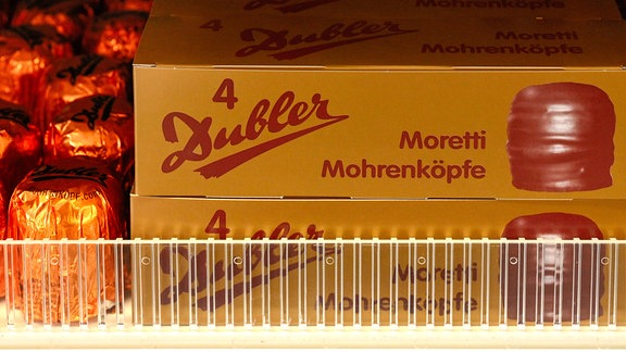 Verkaufsregal mit Schokoküssen