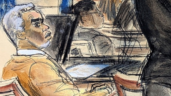 Sean "Diddy" Combs (l) sieht zu, wie die Verteidigerin Westmoreland Sängerin Dawn Richard während des Prozesses gegen Combs wegen Sexhandel und organisierter Kriminalität vor dem Bundesgericht in Manhattan ins Kreuzverhör nimmt.