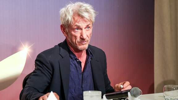 Der amerikanische Schauspieler und Filmregisseur Sean Penn spricht während einer Konferenz beim Marrakesch International Film Festival mit der Presse.