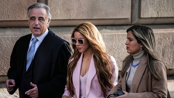 Die Sängerin Shakira (M) kommt am Gericht an. Der 46-Jährigen wird vorgeworfen, in den Jahren 2012 bis 2014 insgesamt 14,5 Millionen Euro hinterzogen zu haben.