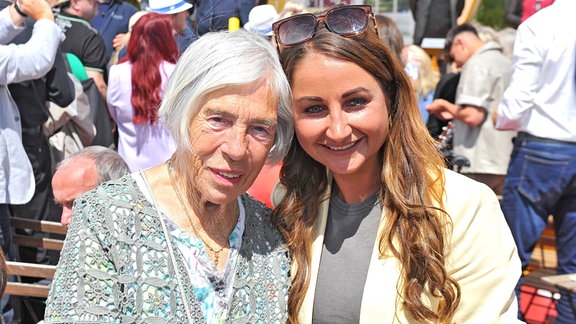 Stephanie Mross ( Mutter von Stefan Mroiss ) und Sängerin Eva Luginger