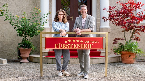 Johanna Graen und Jo Weil vor dem Schild «Fürstenhof»