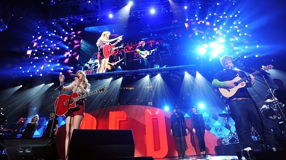 Taylor Swift und Ed Sheeran bei einem Auftritt