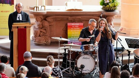 Sängerin Tine Wiechmann tritt in der Heiliggeistkirche während eines Taylor-Swift-Gottesdienstes auf. 