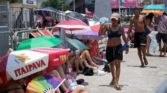 Straßenhändler verkaufen vor einem Konzert von Taylor Swift vor dem Olympiastadion Nilton Santos Wasserflaschen