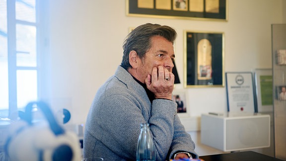 Der Sänger Thomas Anders während eines Interviews in seinem Büro.