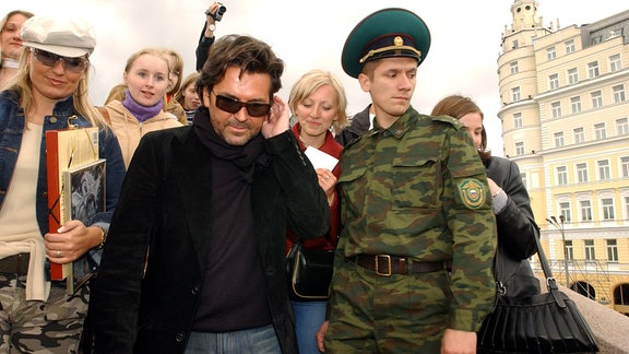 Sänger Thomas Anders (40, früher Modern Talking) und seine Frau Claudia (l, 31) machen am 6.9.2003 am Rande seines Konzerts auf den Roten Platz in Moskau einen Spaziergang durch die russische Hauptstadt.