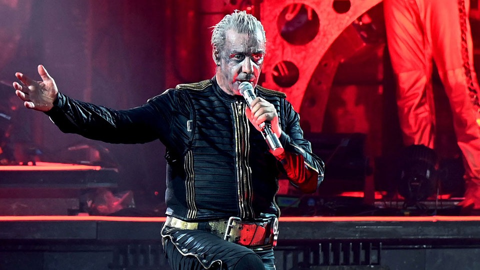Il cantante dei Rammstein Till Lindemann in tournée da solista – Press Ban in un concerto a Lipsia