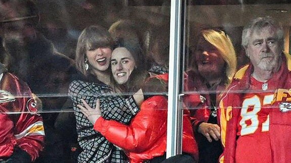 Taylor Swift und Caitlin Clark umarmen sich, nachdem Kansas City Chiefs Tight End Travis Kelce einen Touchdown im vierten Viertel gegen die Houston Texans während eines AFC Divisional Round Playoff-Spiels am 18. Januar 2025 im GEHA Field im Arrowhead Stadium in Kansas City erzielt hat.