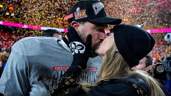 Kansas City Chiefs Tight End Travis Kelce und Taylor Swift küssen sich nach dem AFC Championship NFL-Footballspiel gegen die Buffalo Bills, Sonntag, 26. Januar 2025, in Kansas City.