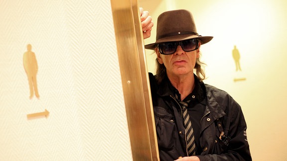 Der Sänger Udo Lindenberg steht am Mittwoch (05.09.2012) Zigarre rauchend im Foyer des Hotel Atlantic in Hamburg.