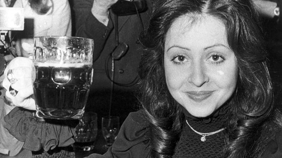 Vicky Leandros mit einem Glas schottischen Biers in Edinburgh.