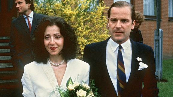 Vicky Leandros und Enno Freiherr von Ruffin nach ihrer standesamtlichen Trauung.