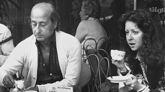 Die griechische Schlagersängerin Vicky Leandros mit ihremVater und Manager Leo Leandros in einem Straßencafe
