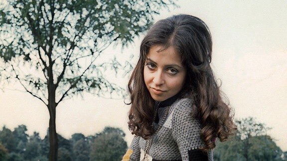 Vicky Leandros auf einer Wiese