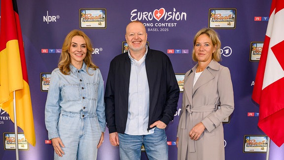 ESC 2025 - Pressekonferenz mit Stefan Raab, ARD und RTL zum deutschen Vorentscheid (V.l.n.r.): Inga Leschek (Chief Content Officer RTL Deutschland), Stefan Raab, Christine Strobl (ARD-Programmdirektorin).