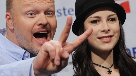 Stefan Raab und Lena Meyer-Landrut 2010 bei einer Pressekonferenz