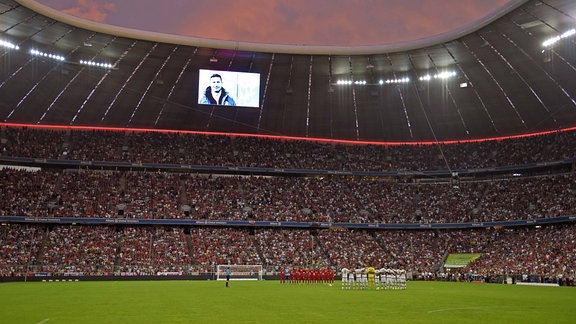 FC Bayern München, in der Allianz-Arena München, Gedenkminute für den verstorbenen Bayern-Jugend-Trainer Stefan Beckenbauer, der Sohn von Ehrenpräsident Franz Beckenbauer (Bayern München).