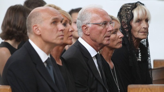 Thomas Beckenbauer und seine Frau Ilona, Franz Beckenbauer und seine Frau Heidi sowie Brigitte Beckenbauer (v.l.n.r.) nehmen an der Gedenkfeier für den kürzlich verstorbenen Stephan Beckenbauer (1968 - 2015) in der Hl. Familienkirche am 7. August 2015 in München, Deutschland.