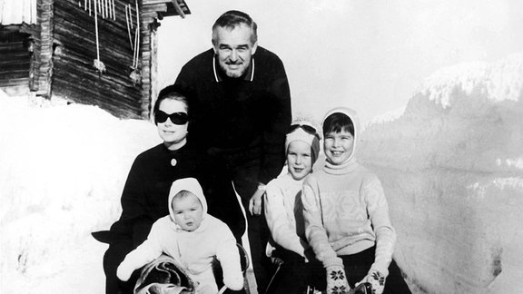 Die Tobaggans waren bei Fürst Rainier und Fürstin Grace von Monaco und ihren drei Kindern, Fürstin Stephanie, Fürst Albert und Fürstin Caroline, während ihres Winterurlaubs in Schönried in der Schweiz sehr beliebt.