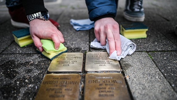 Jusos reinigen Stolpersteine.